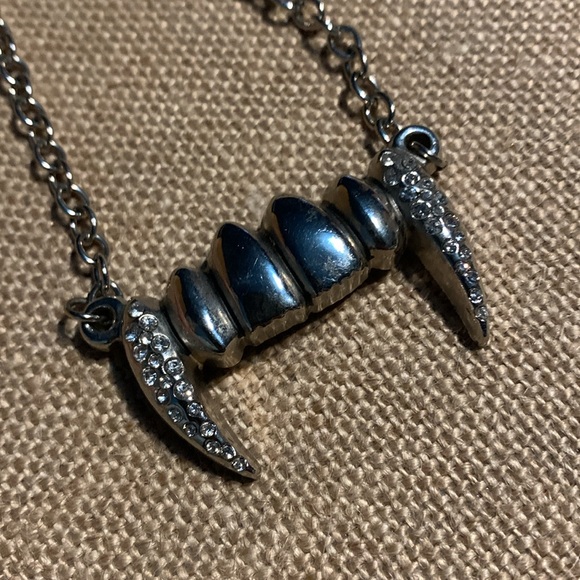Rock rebel fang necklaces - Picture 3 of 5